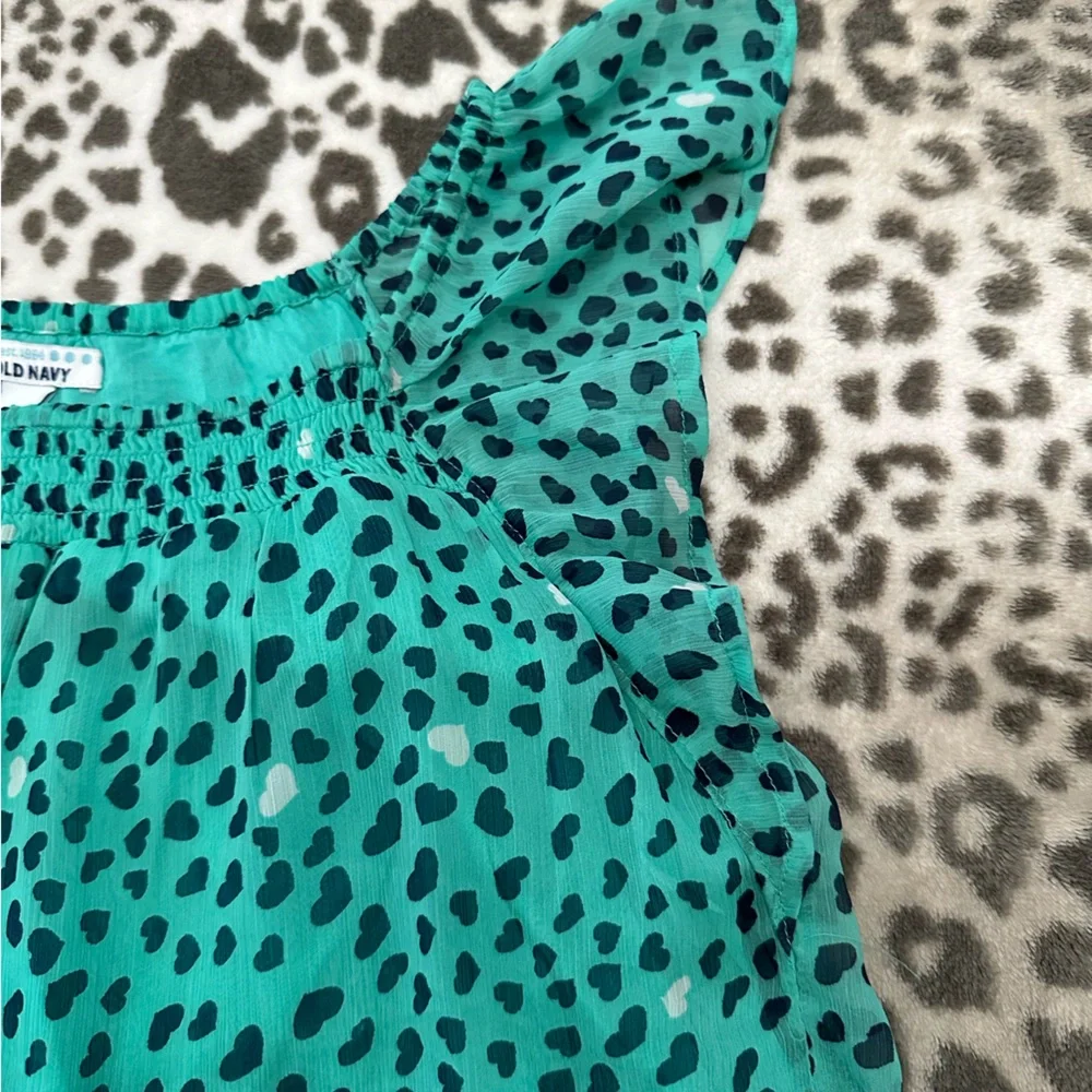 Old Navy Flutter Sleeve Blouse with Heart Graphic in Green Size Small 6 7 Girls